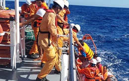 Cứu 6 ngư dân Quảng Bình bị nạn trên vùng biển Hoàng Sa