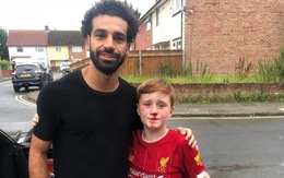 Salah 'gây sốt' vì đến thăm CĐV nhí rượt theo xe mình bị té chảy máu mũi