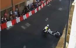 Video tay đua môtô Cabero thoát chết kỳ diệu sau cú tông vào đầu