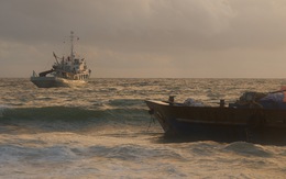 Mới giải cứu 1 trong  5 sà lan bị sóng đánh mắc cạn trên bãi biển Phú Quốc