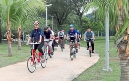 Thủ tướng Malaysia khoe sức khỏe khi đạp xe quanh thành phố