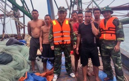 7 ngư dân thoát chết khi tàu cá chìm giữa biển
