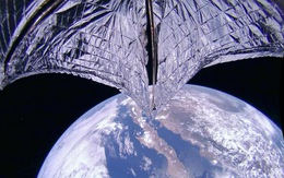 Tàu vũ trụ bay quanh Trái đất bằng 'cánh buồm mặt trời'
