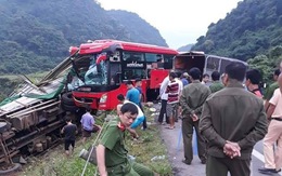 Hòa Bình: Xe khách đâm đuôi xe tải, 2 người chết, 7 người bị thương