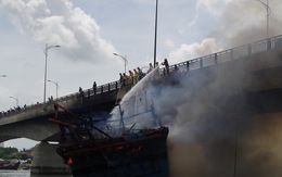 Tạm dừng qua lại cầu Trà Bồng sau vụ cháy tàu câu mực
