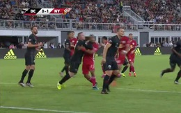 Thúc chỏ vào mặt cầu thủ đội bạn rồi bỏ đi, Rooney lãnh thẻ đỏ