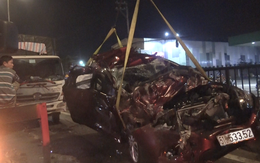 Video: Ôtô bị đâm bẹp dúm, một gia đình mắc kẹt dưới gầm xe tải