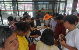 Người dân Hà Nội náo nức đi đăng ký thẻ xe buýt miễn phí