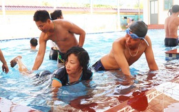 Hàng trăm giáo viên đi học bơi, kỹ năng chống đuối nước trước năm học mới