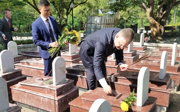 Đại sứ Mỹ thắp hương viếng nghĩa trang liệt sĩ Trường Sơn