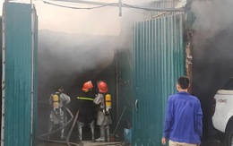 Nhà xưởng chứa linh kiện điện tử bốc cháy ở Hà Nội