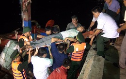 Cứu ngư dân bị co giật trên đường vào bờ tránh bão số 4