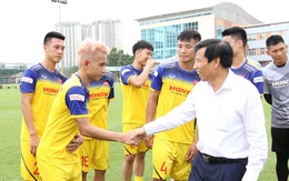 Bộ trưởng Nguyễn Ngọc Thiện thăm thầy trò HLV Park Hang Seo