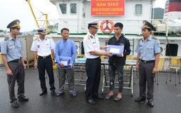 Hai tàu cá Quảng Bình được hải quân đưa vào bờ an toàn