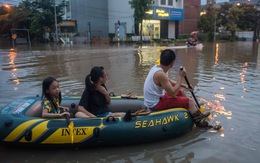 Khu đô thị ở Hà Nội ngập sâu, dân chèo thuyền 'dạo phố'