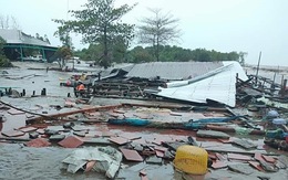 Sóng biển tràn qua nhiều đoạn đê ở Kiên Giang, cuốn trôi tài sản của dân
