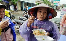 Bạn trẻ Phú Quốc phát cơm nóng cho bà con nghèo ngày mưa bão