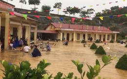 Trường chìm trong nước, hàng trăm thầy cô mò tìm 120 xe máy