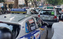 Xe công nghệ kiểu Grab Car không phải gắn hộp đèn trên nóc như taxi