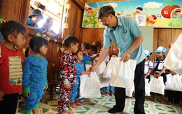 Chủ tịch Nam Trà My đi bộ nhiều giờ đến thăm, tặng quà, giấy khen cho cô trò Tắk Pổ