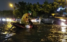 Mưa lớn, hàng loạt tuyến đường TP.HCM lại ngập sâu