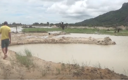 Video: 8 em học sinh tắm ở hồ Soài Chek, 3 em chết đuối