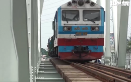 Video: Đoàn tàu thử tải chạy qua cầu sắt Bình Lợi mới
