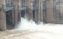 Video: Thủy điện Trị An tăng lưu lượng xả tràn gấp 3 lần