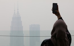 Bó tay vì khói từ Indonesia, Malaysia cầu cứu cả thần linh lẫn ASEAN