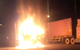 Video:  Xe đầu kéo cuốn xe máy vào gầm, kéo lê hơn 1,5 km rồi bốc cháy dữ dội