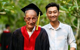 Mặc áo cử nhân cho ông nội trong ngày tốt nghiệp để tỏ lòng biết ơn