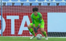 Thủ môn U16 Hàn Quốc để bóng trôi qua tay khiến đội thua