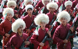 Iran rầm rộ duyệt binh khoe vũ khí tối tân