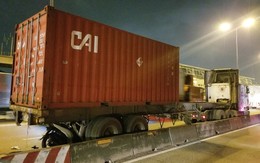 Tông đuôi container đậu bên đường, một người đi xe máy tử vong