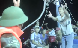 Video: Cứu 6 ngư dân bị chìm tàu trên biển Quảng Bình