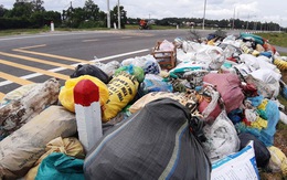 Dân chặn xe vào bãi rác, rác chất đống khắp phố phường
