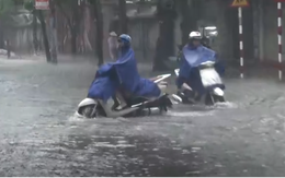 Mưa lớn, dông lốc khiến hàng loạt tuyến đường ở Nghệ An ngập nặng