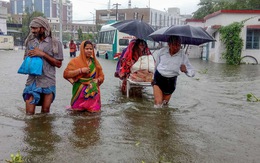 Ngập lụt từ nhà tù tới bệnh viện ở Ấn Độ