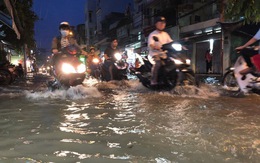 Video: Triều cường vượt mức báo động, người dân TPHCM bì bõm lội nước