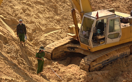 Video: Chui xuống mỏ quặng sâu 30m phun nước, một công nhân tử vong