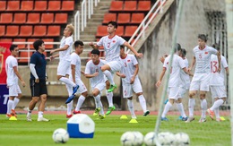 Tuyển Việt Nam làm quen mặt sân Thammasat trước trận gặp Thái Lan