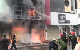 Video: Giải cứu người mắc kẹt trên tầng thượng căn nhà đang cháy