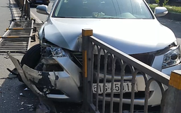 Video: Nổ lốp, ôtô đâm ngã gần chục mét dải phân cách