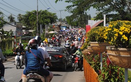 Làng hoa Sa Đéc ken đặc du khách ngày đầu dừng thu vé