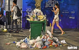 Phố đi bộ Nguyễn Huệ vẫn tràn ngập rác thải sau giao thừa