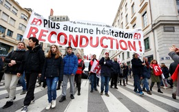 Pháp nhượng bộ người biểu tình, hủy kế hoạch tăng tuổi hưu