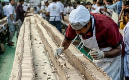 Đầu bếp Ấn Độ chung tay làm chiếc bánh 'dài nhất thế giới'