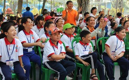 'Lần đầu con được tự lựa giày mà không phải trả tiền, vui quá xá'