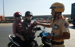 CSGT TP.HCM 'thổi còi' người đi xe máy để... tặng nước suối, khăn lạnh trên đường về tết