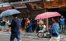 Mồng 1 tết, Hà Nội vừa ngớt lại mưa to, cuộc du xuân dang dở